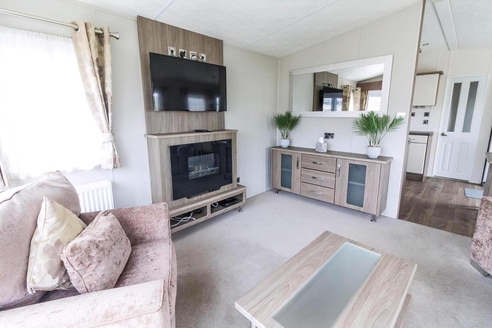 Beautiful 6 Berth Caravan By The Beach In Suffolk Ref 40076Nd Lowestoft Buitenkant foto