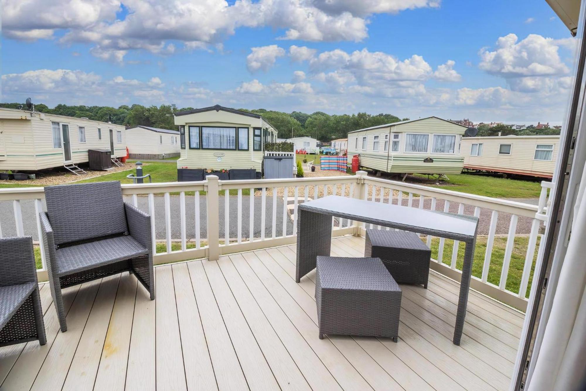 Beautiful 6 Berth Caravan By The Beach In Suffolk Ref 40076Nd Lowestoft Buitenkant foto