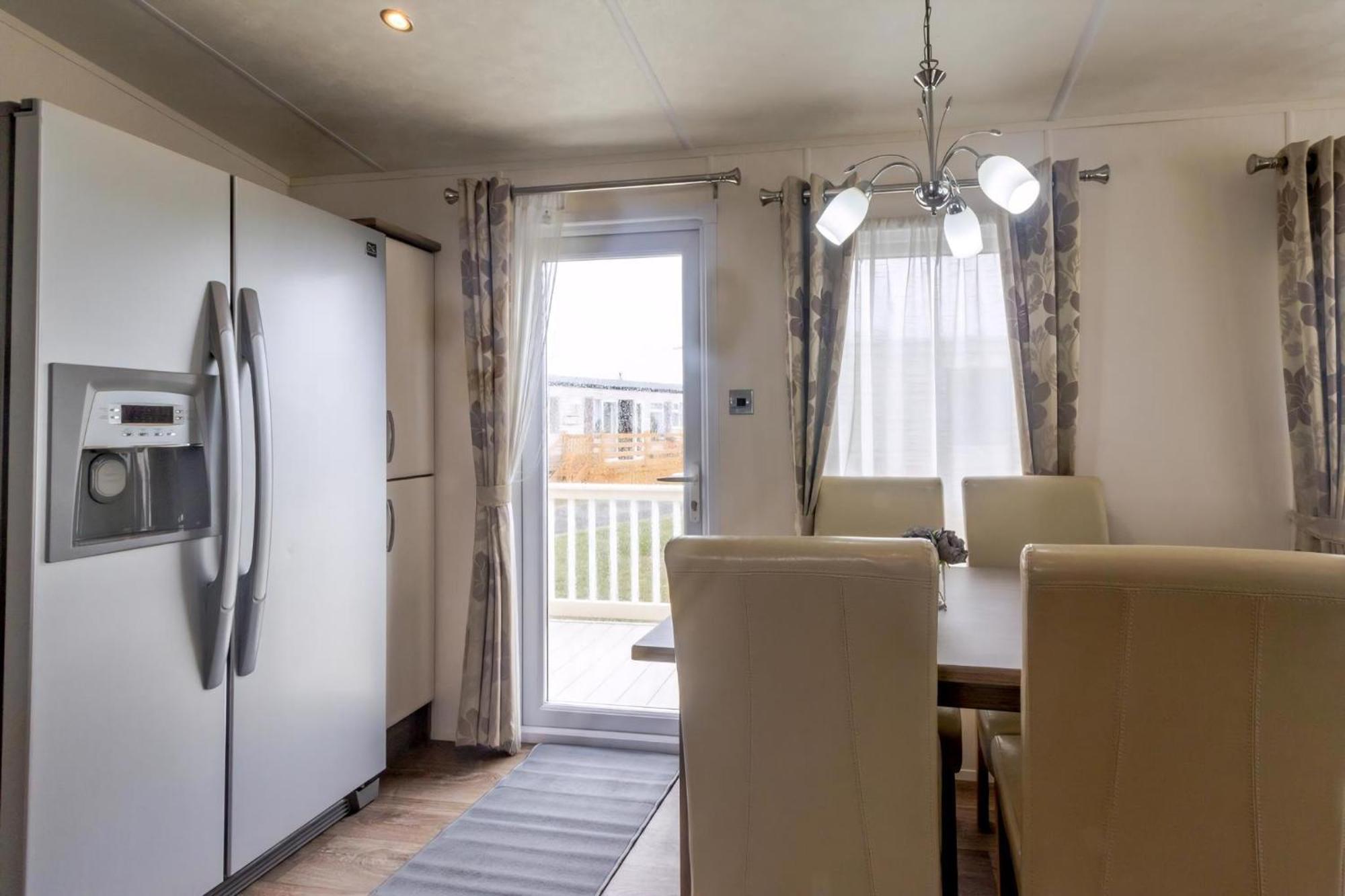 Beautiful 6 Berth Caravan By The Beach In Suffolk Ref 40076Nd Lowestoft Buitenkant foto